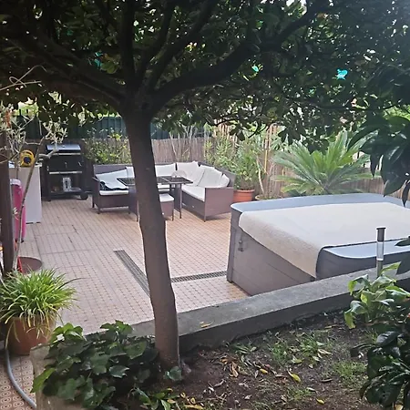 Апартаменты 2-bed Sleeps 5 With Hot Tub Рапалло