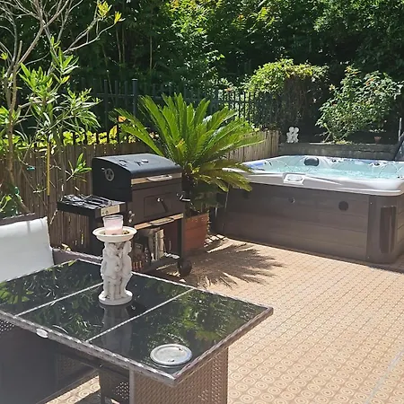 Апартаменты 2-bed Sleeps 5 With Hot Tub *