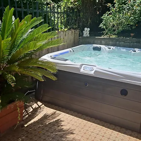 2-bed Sleeps 5 With Hot Tub * Rapallo