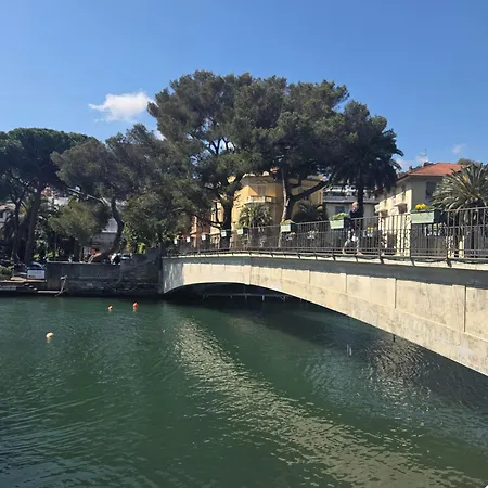 Rapallo 2-Bed Apartment Sleeps 5 With Hot Tub